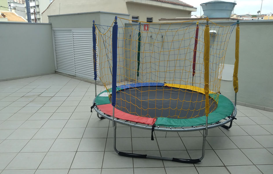 Cama elástica de 2,44 metros da Guthi e Cia montada e pronta para uso em festa infantil, com redes de proteção e molas protegidas.