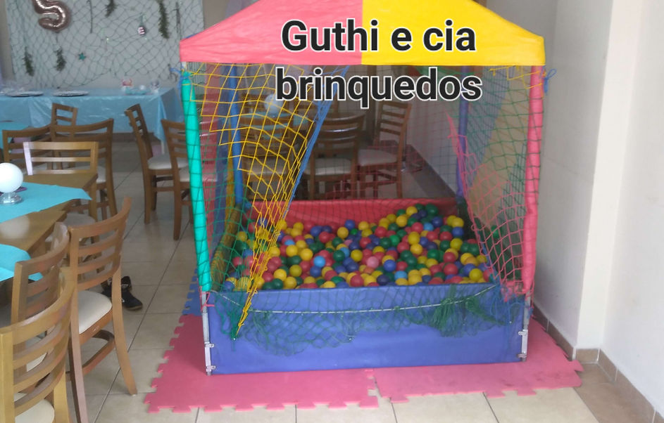 Piscina de bolinhas infantil montada em salão de festas de condomínio na Vila Sacadura Cabral em Santo André.