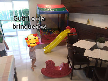 Piscina de bolinhas tipo casinha com escorregador e gangorra montada em salão de festas em São Caetano do Sul.
