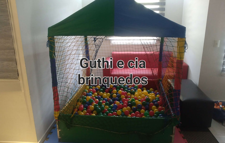 Piscina de bolinhas 1,5m instalada em salão pequeno na Vila Sacadura Cabral em Santo André