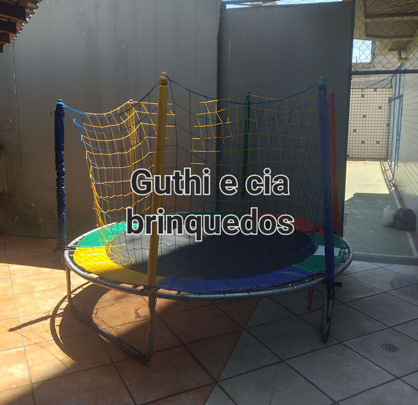 Cama elástica 2,44m instalada em festa infantil residencial na Vila Sacadura Cabral