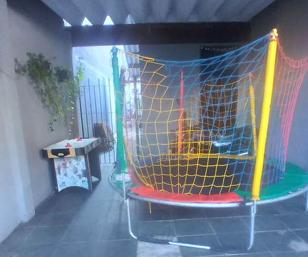 Aniversário infantil em garagem residencial com brinquedos em Santo André
