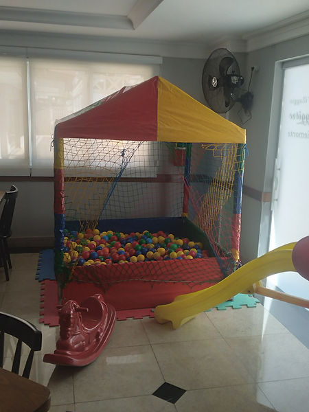 Brinquedos montados em área de lazer de condomínio durante festa infantil em Rudge Ramos em São Bernardo do Campo.
