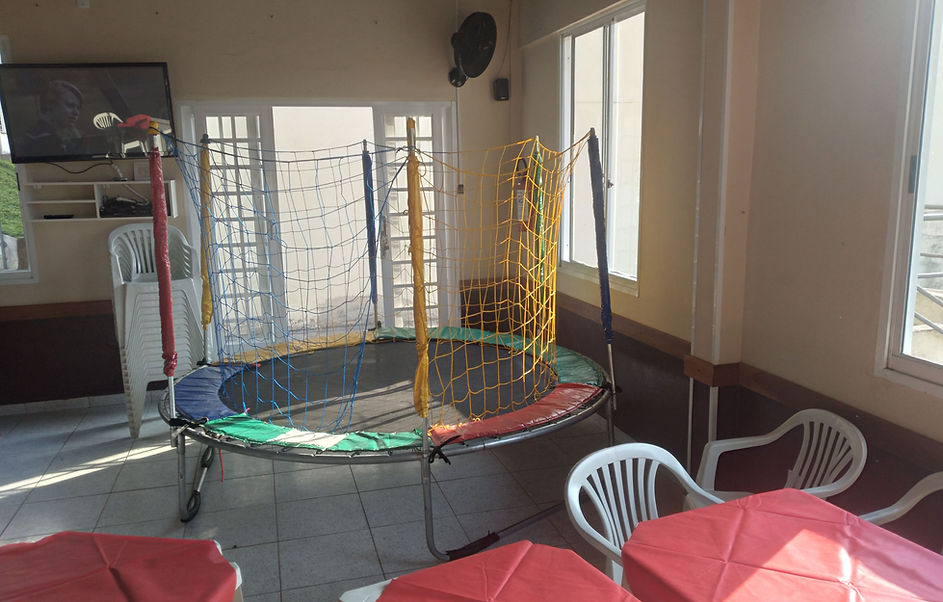 Cama elástica média higienizada para aluguel de brinquedos para festa infantil na Vila Bastos, Santo André.