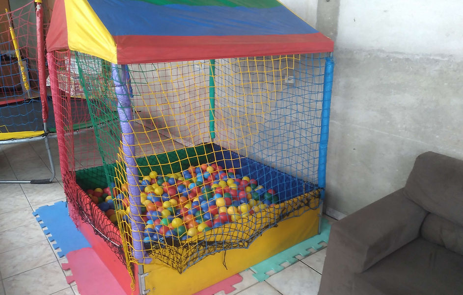 Piscina de bolinhas 1,5m instalada em edícula na Vila Sacadura Cabral em Santo André