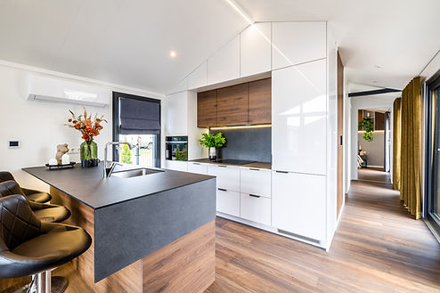 Senirenwohnen in diesem hellen Wohnzimmer mit Fluranbindung