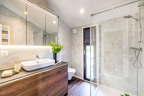 Barrierefreies Badezimmer mit ebener Dusche – sicher und modern ausgestattet