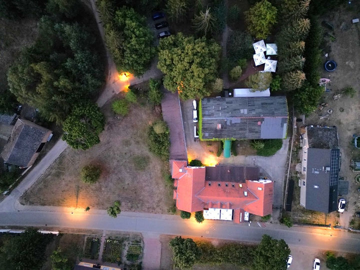 Teilausschnitt des Parkgeländes, Restaurant und Hotel