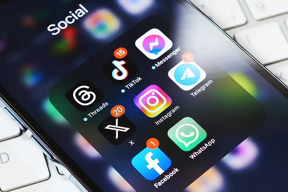 Pantalla de un smartphone mostrando aplicaciones populares de redes sociales, cada una con notificaciones: Threads, TikTok, Messenger, Telegram, Instagram, X, Facebook y WhatsApp.