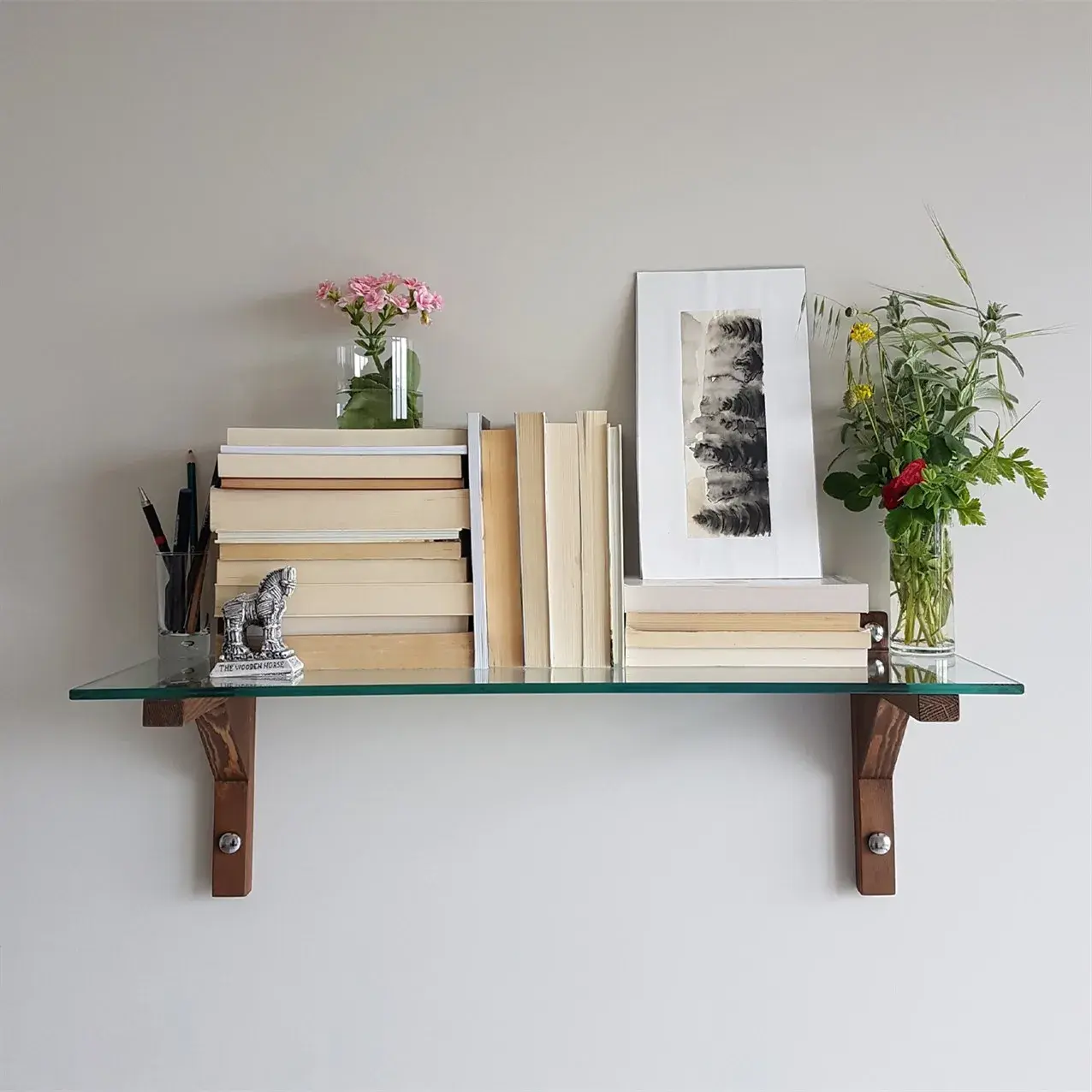 Front view of MirRegular wall shelf bookcase with clear tempered glass shelves