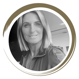 An image of Kelly Harris, a Zen Luxury Extensions brand ambassador