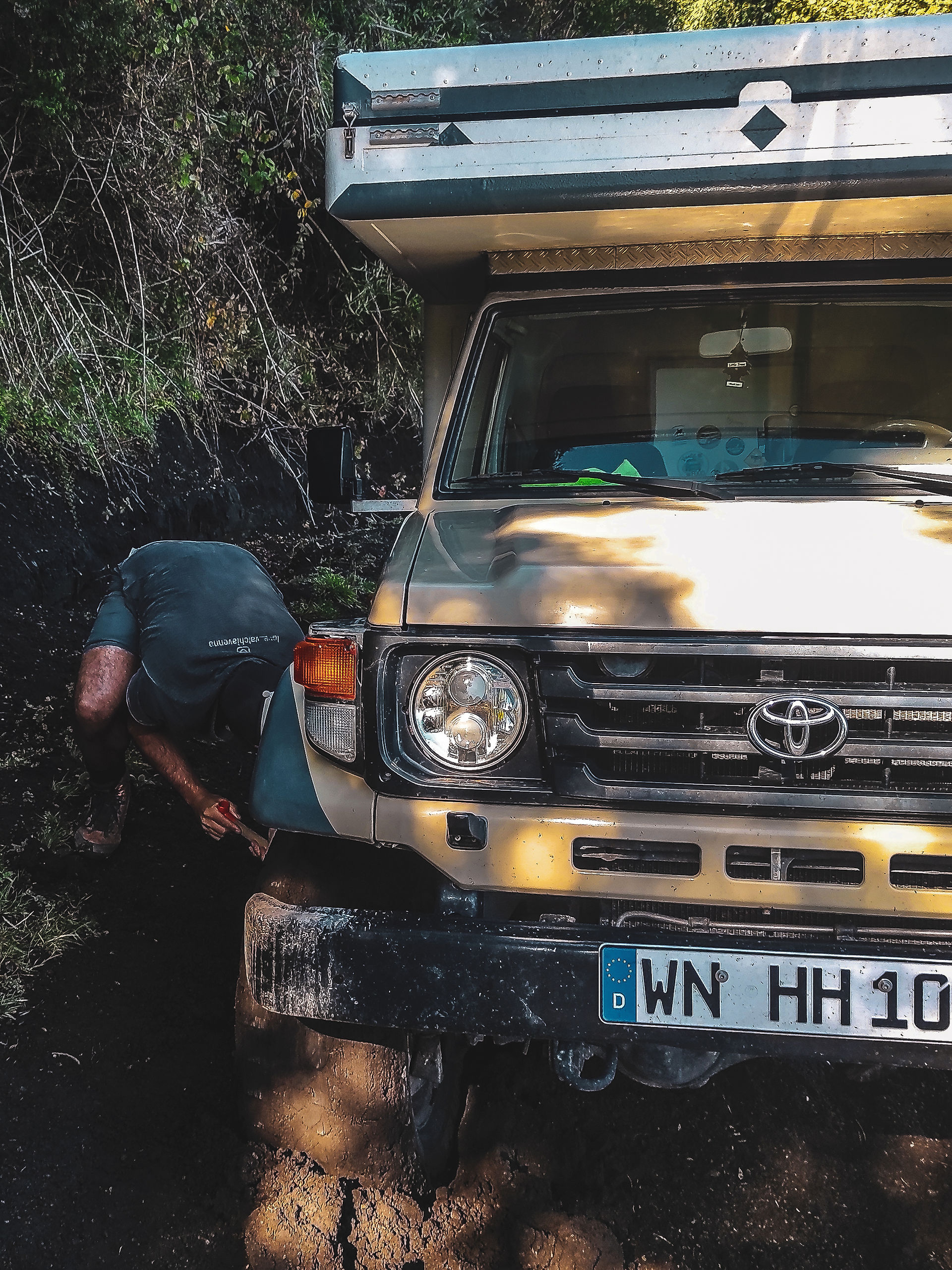 Toyota Land Cruiser HZJ 79 Offroad ausgraben