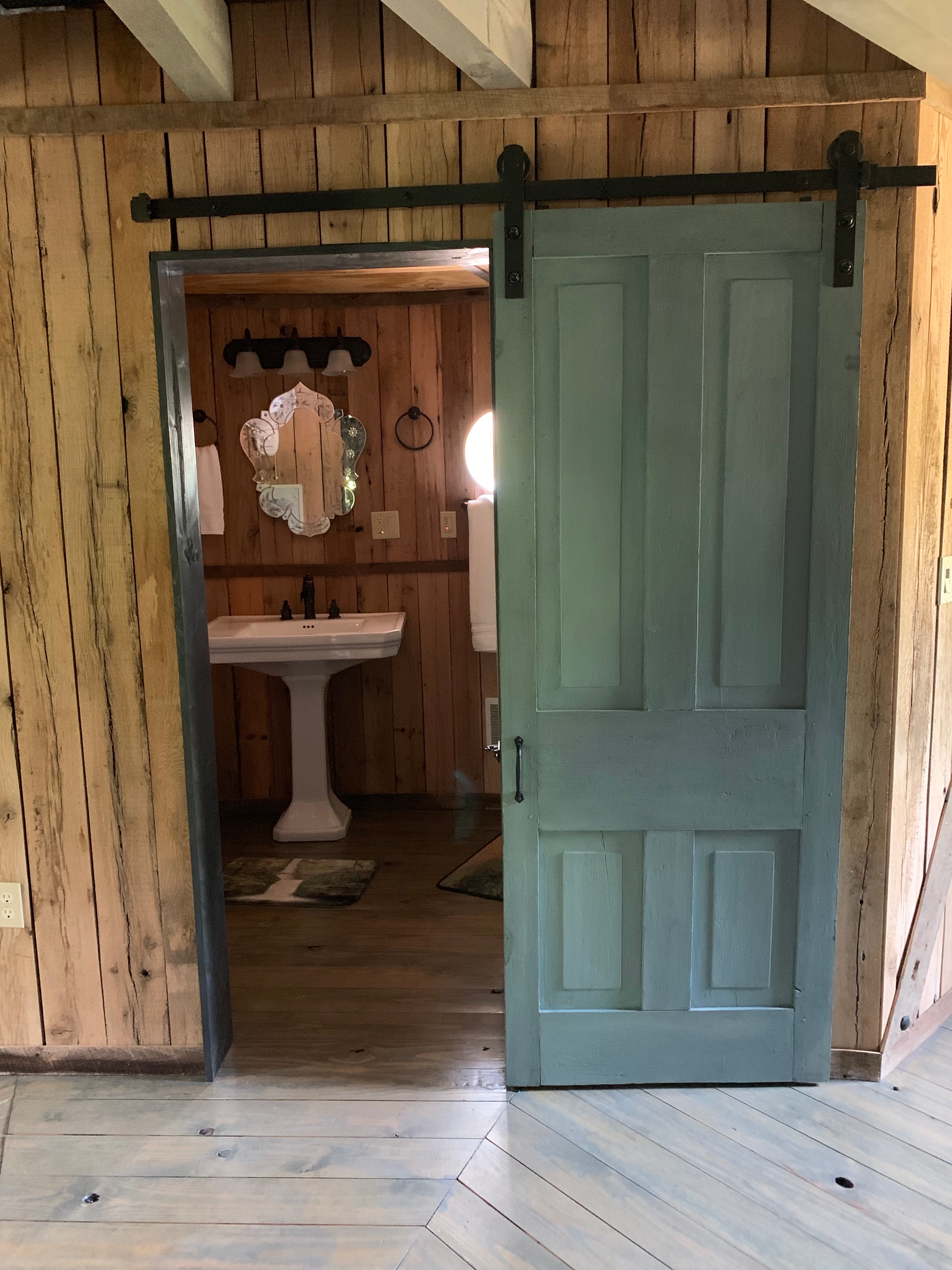 Bathroom (Upstairs)