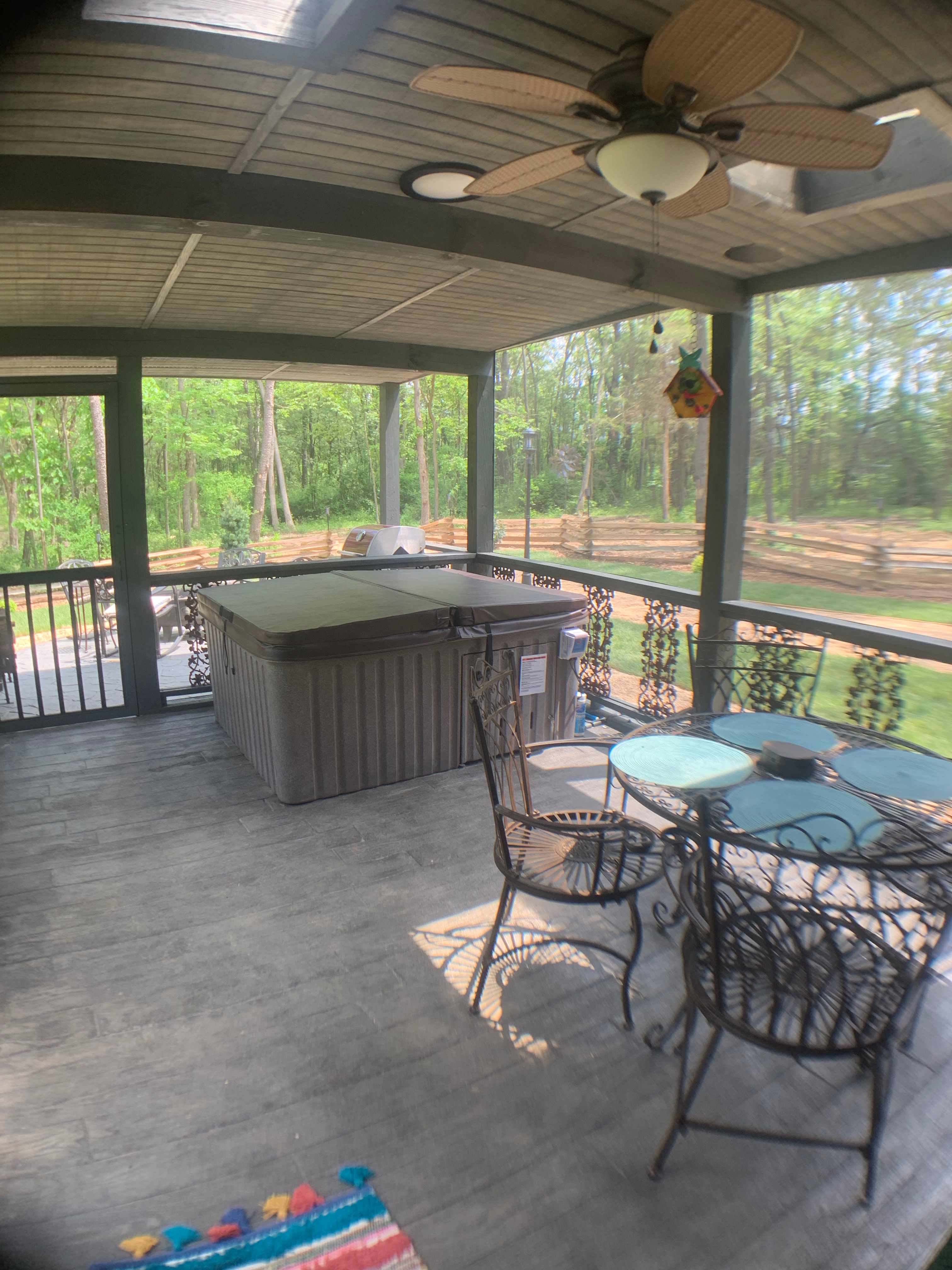 Hot Tub/Back Screened in Porch