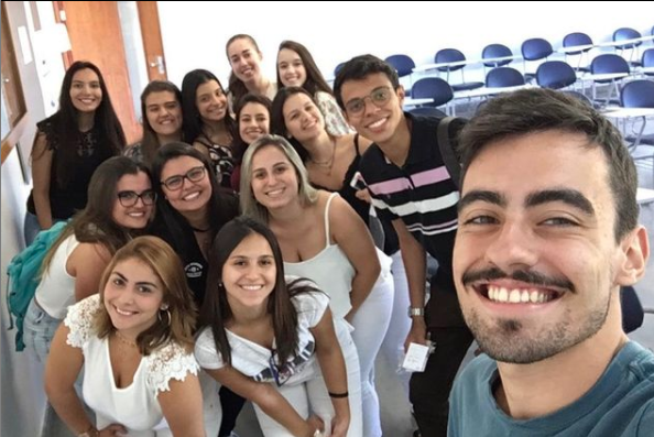 encontro de estudantes na faculdade de medicina