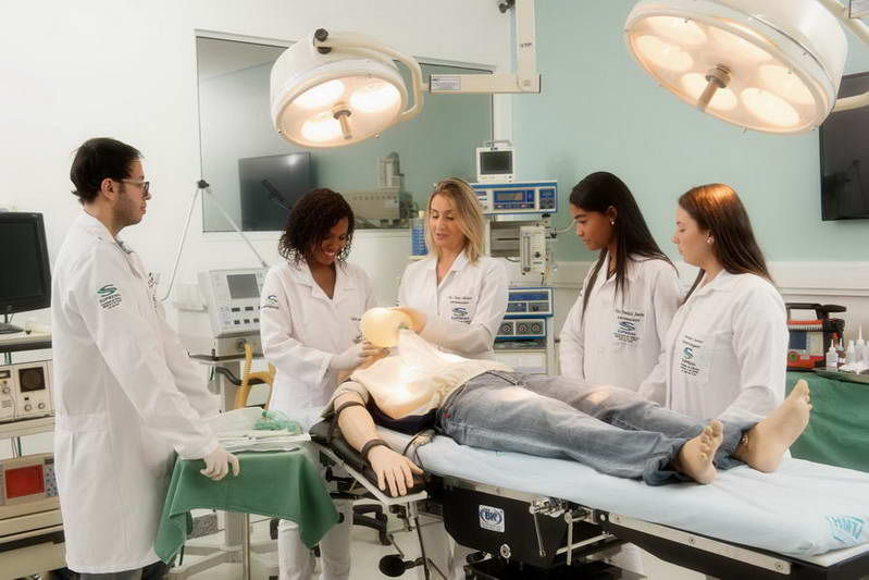 estudantes de medicina e estudantes de enfermagem na faculdade