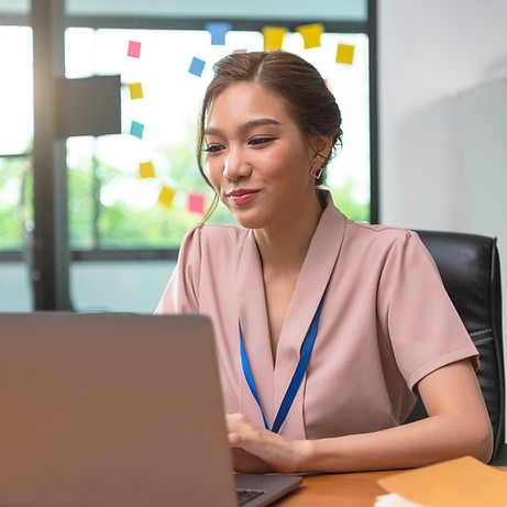 asian-businesswoman-working-laptop-offic