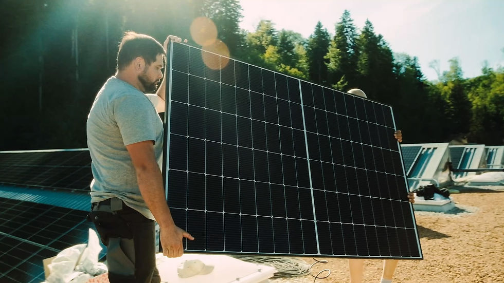 Zwei Monteure beim Aufbau einer PV-Anlage