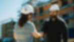 Beratungs-Meeting mit Kundin auf Baustelle