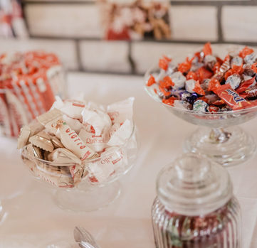 Sladký kútik, Candy bar, Sladký  bar, inventár na prenájom. požičovňa inventáru, podnos na zákusky, etažéry, podnos na tortu, prenájom podnosy, tácky a stojany, bufetové stoly, stand by stoly.