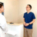 受付で対応する鍼灸師
