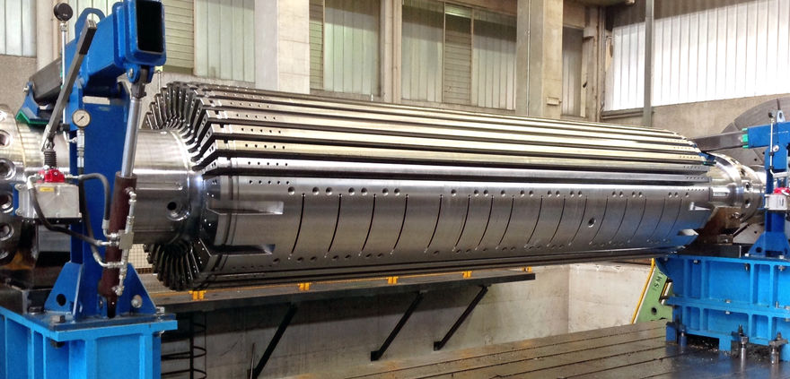 Run out control of outer diameter of a turrbogenerator shaft