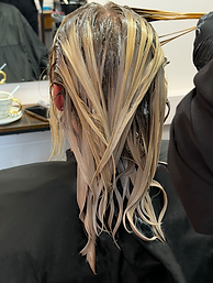 Farbtechnick Blondierung. Kundin von Vandell Friseur in Berlin