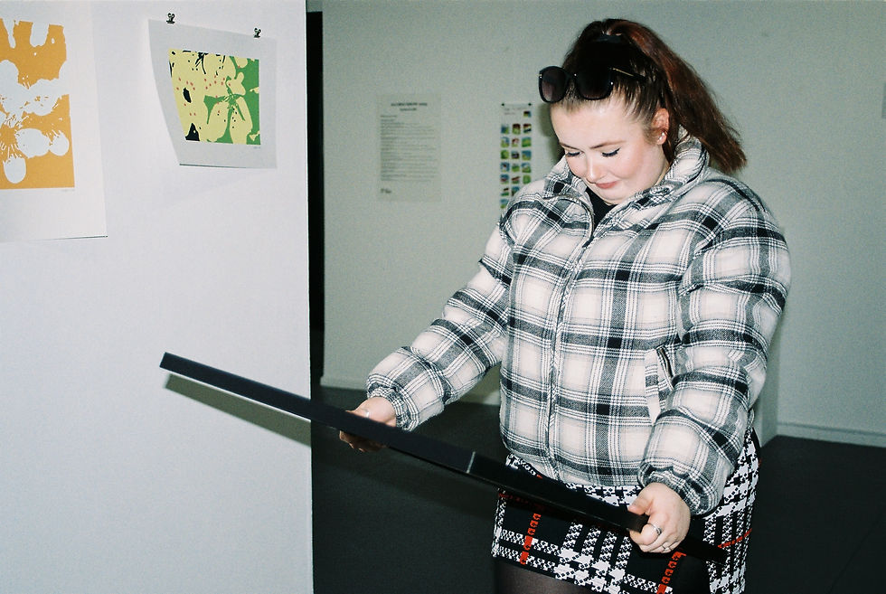 Annabelle Tombs, Live De-installation