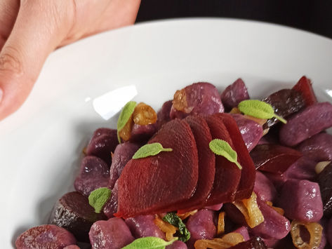 ניוקי סגול בחמאת מרווה ושום