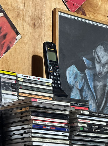 Ein Telefon auf einer Ladestation auf einem Stapel CDs