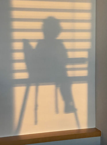 Der Schatten eines Kindes, das in einem Hochstuhl sitzt