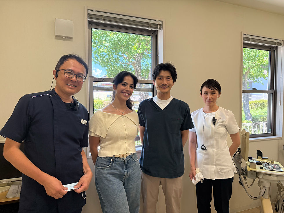 約１ヶ月の試行錯誤を経て、喜んでくれた患者さんとホッとしている歯科技工士