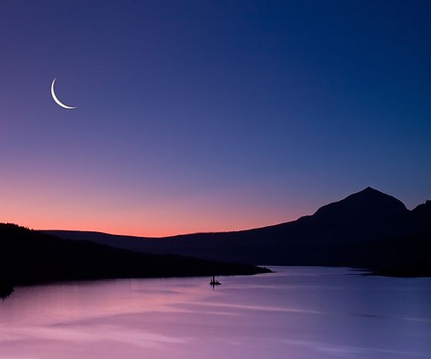 clear-skies-and-the-crescent-moon-royalt