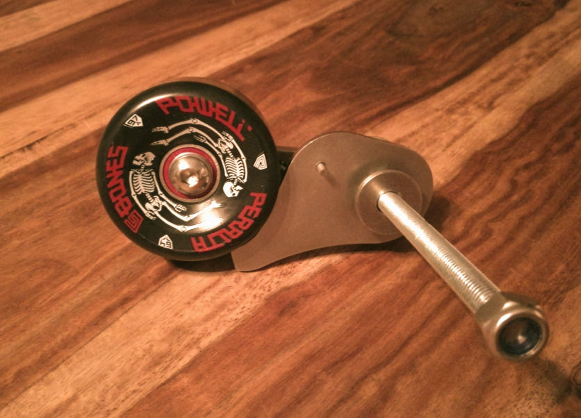 Thumbnail: Kettenspanner für Harley-Davidson Big Twins mit einer originalen Powell-Peralta Skateboard-Rolle