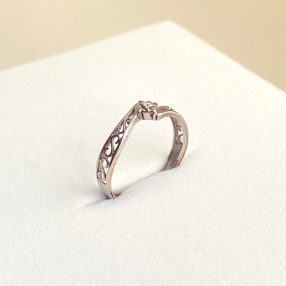 10k Gold Elegant Petit Diamond Ring