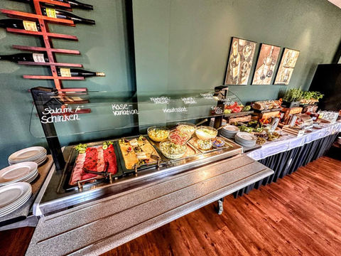 Buffet mit Salat, Rind, Wurst, und Text auf dem Tisch. Palais M.Oguz