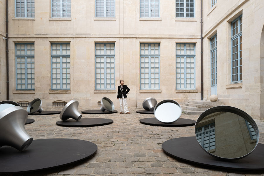 남편이 노래를 부르던 뱅글뱅글 거울 설치물. 비와서 망함