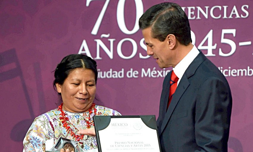 Nuestra Mtra. Victorina López Hilario, artesana de Xochistlahuaca, Gro. Ganadora del premio Nacional de las Artes 2015, por su trabajo con el telar de cintura.