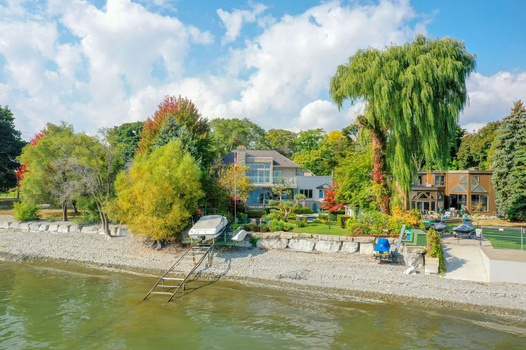 Lakeside house with private beach, fall foliage