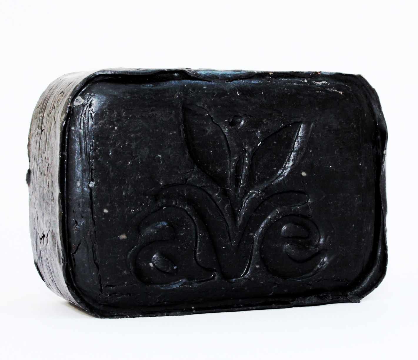 Jabón artesanal hecho con carbón activado