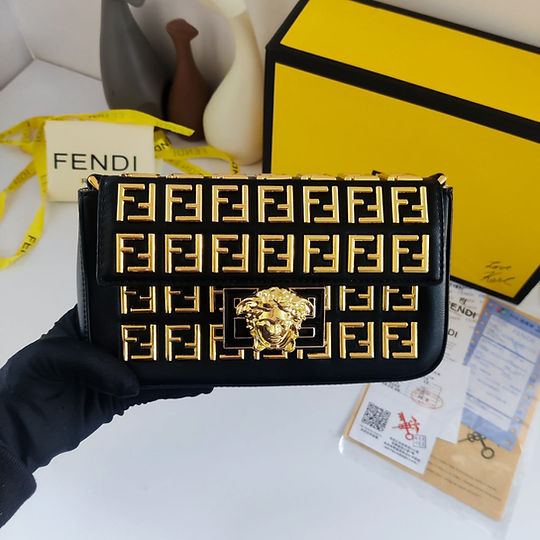 FENDACE FENDI VERSACE ピアス スモール $_12.JPG?set_id=880000500F