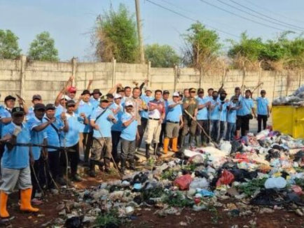 Bersihkan Sampah, Polsek Cipeundeuy dan Warga Bersatu Cegah Banjir