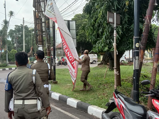 Satpol PP Subang Tertibkan Sembilan Alat Peraga Sosialisasi Tak Berizin