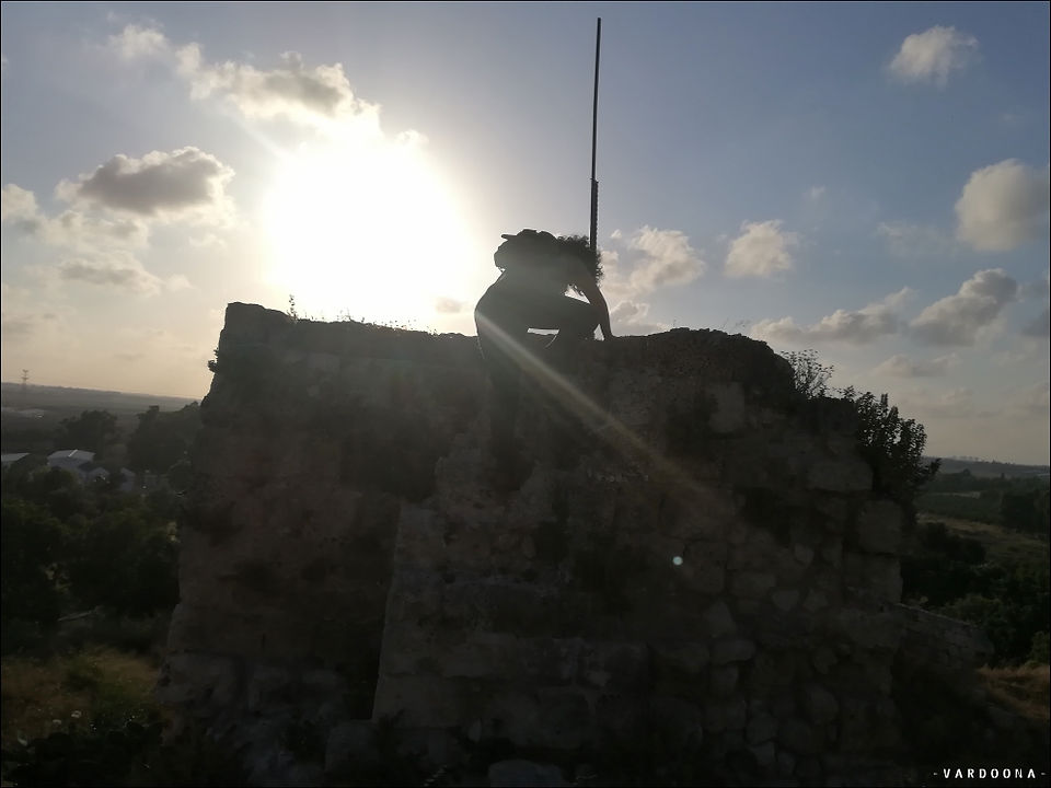 צללית על חורבות בזמן שקיעה