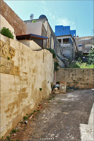 סמטה צרה בין קירות אבן עתיקים