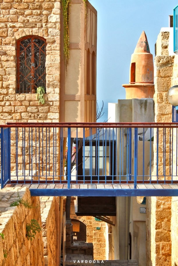 תמונה ממוזערת: גשר כחול מעל סמטאות גבעת אולגה