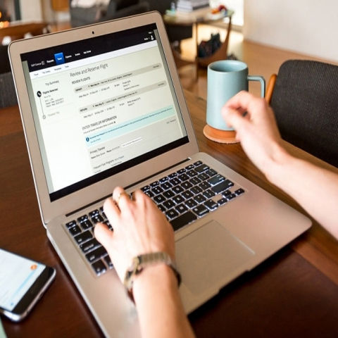 Bolsonaro assina medida com mudanças nas regras de teletrabalho