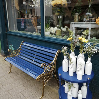 Take a seat flower / Cymerwch sedd blodyn