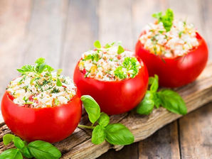 TOMATES RECHEADOS COM RICOTA E PÁPRICA