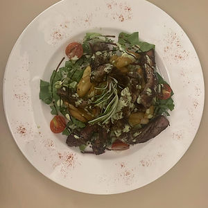 Lágrima Ibérica a la Brasa (Lacrima de porc iberic la grătar)cu cartofi aurii si salata